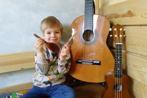 Jasiu Ku. wykonał mandolinę i flet z drewnianej łyżki