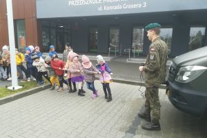 Ratownicy medyczni i żołnierze