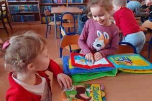 żuczki w bibliotece