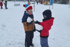 Zabawy na śniegu w listopadzie