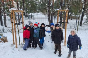 Zabawy na śniegu w listopadzie