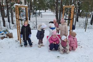 Zabawy na śniegu w listopadzie