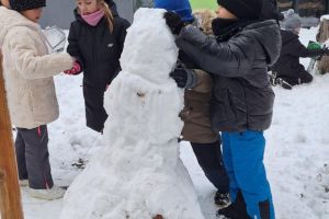 Zabawy na śniegu w listopadzie