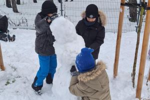 Zabawy na śniegu w listopadzie
