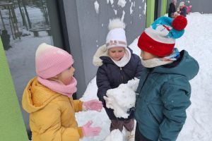 Zabawy na śniegu w listopadzie