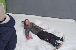 Zabawy na śniegu w listopadzie