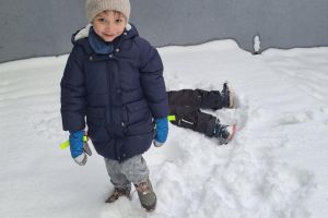 Zabawy na śniegu w listopadzie