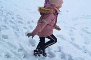 Zabawy na śniegu w listopadzie