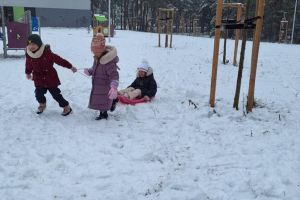 Zabawy na śniegu w listopadzie