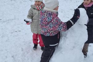Zabawy na śniegu w listopadzie