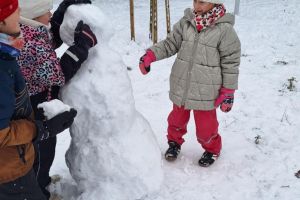 Zabawy na śniegu w listopadzie