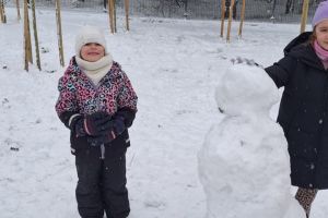 Zabawy na śniegu w listopadzie