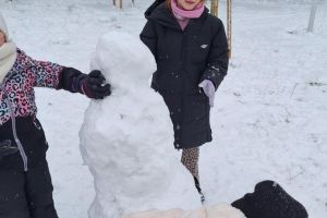 Zabawy na śniegu w listopadzie