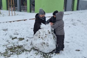 Zabawy na śniegu w listopadzie