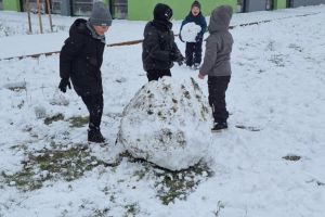 Zabawy na śniegu w listopadzie