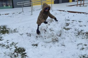 Zabawy na śniegu w listopadzie