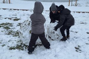 Zabawy na śniegu w listopadzie