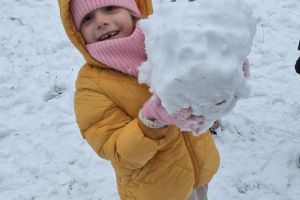 Zabawy na śniegu w listopadzie
