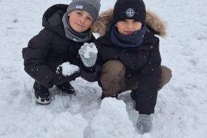 Zabawy na śniegu w listopadzie