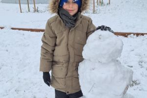 Zabawy na śniegu w listopadzie