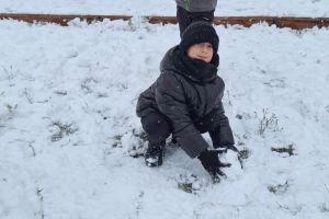 Zabawy na śniegu w listopadzie