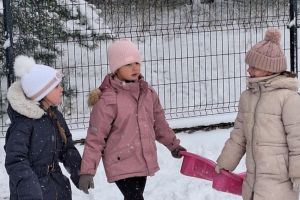 Zabawy na śniegu w listopadzie