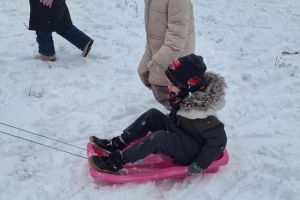 Zabawy na śniegu w listopadzie