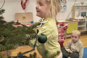 Mikołajki - ubieranie choinki