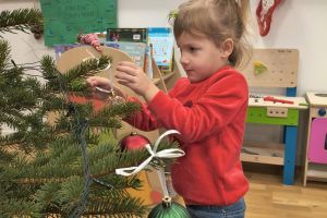 Mikołajki - ubieranie choinki