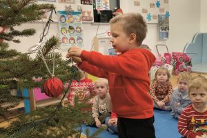 Mikołajki - ubieranie choinki