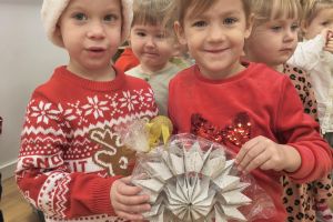 Mikołajki - ubieranie choinki