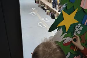 Mikołajki - ubieranie choinki