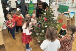 Mikołajki - ubieranie choinki