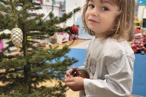 Mikołajki - ubieranie choinki