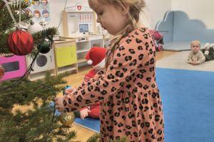 Mikołajki - ubieranie choinki