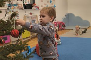 Mikołajki - ubieranie choinki