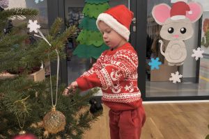 Mikołajki - ubieranie choinki