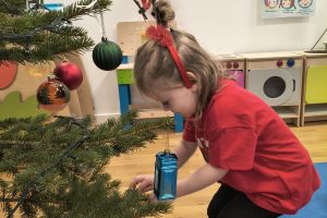 Mikołajki - ubieranie choinki