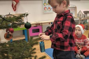 Mikołajki - ubieranie choinki