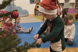 Mikołajki - ubieranie choinki