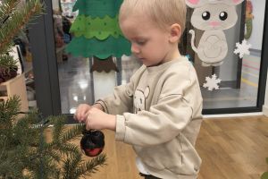 Mikołajki - ubieranie choinki