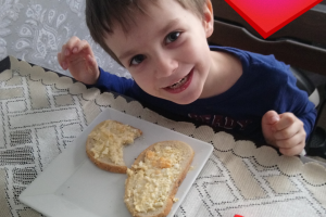 Szymon i kanapki z pastą jajeczną