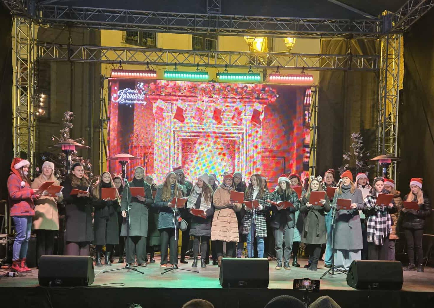 Występ nauczycieli i pracowników na Jarmarku Bożonarodzeniowym