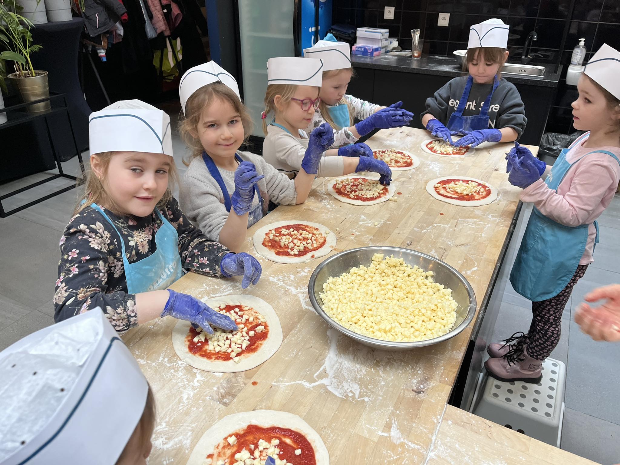 Sówki na warsztatach pieczenia pizzy